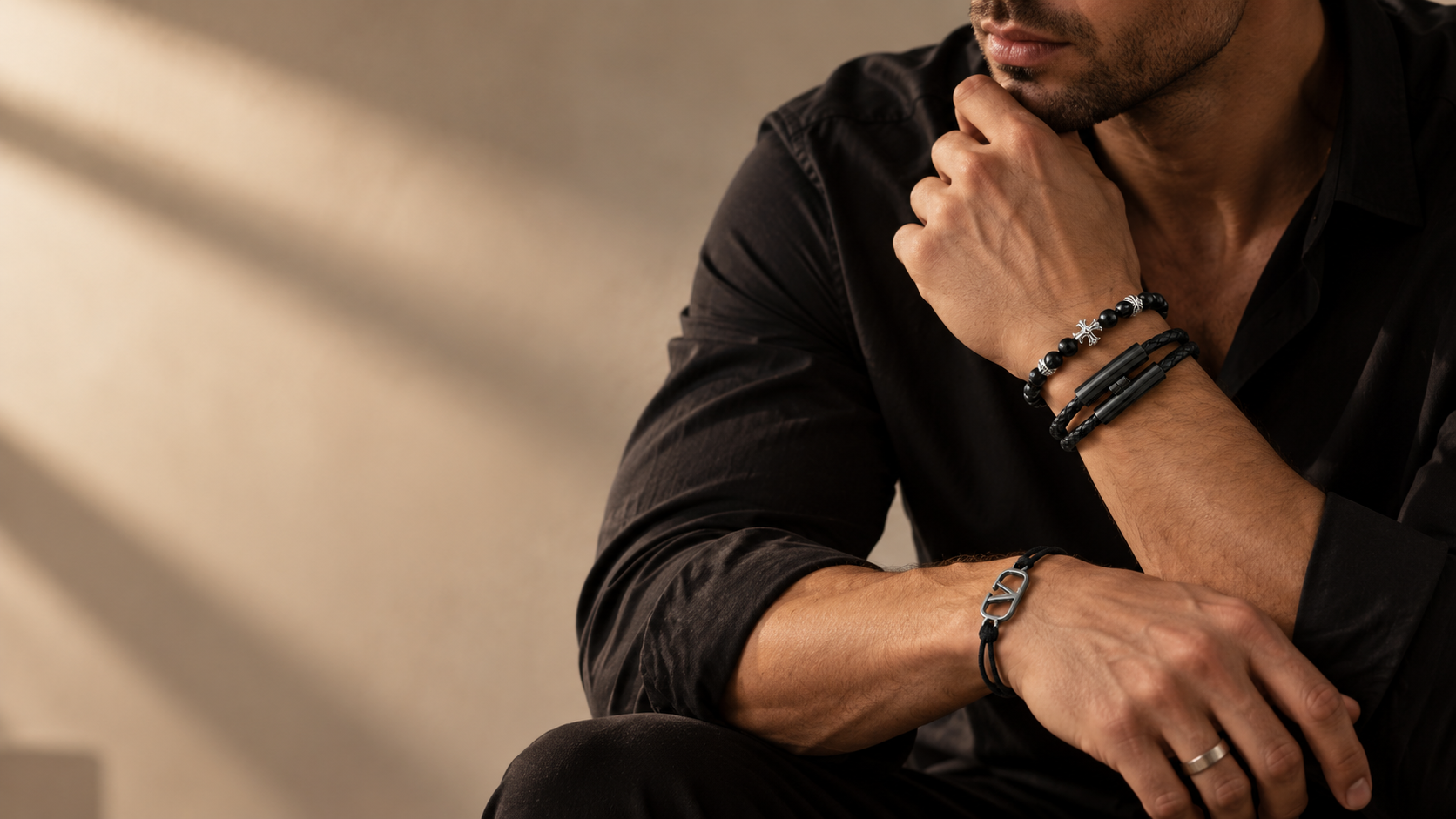 Homem sentado usando pulseiras Rockefeller, Trama e Signature