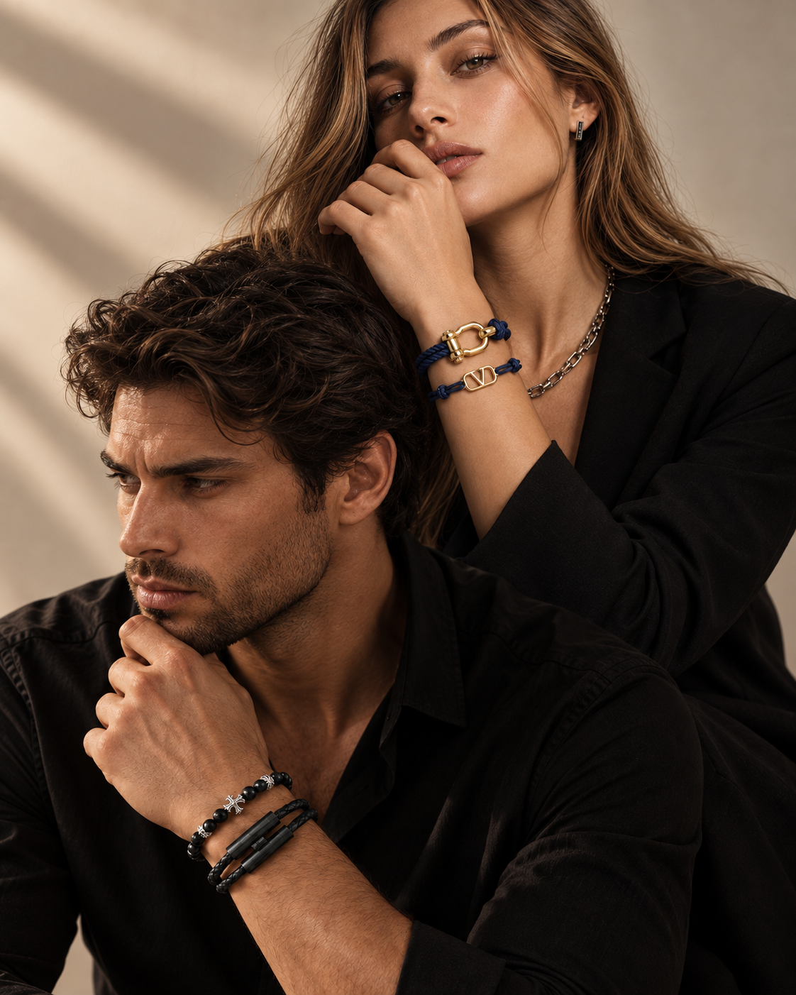 Homem sentado usando pulseiras Rockefeller e Trama