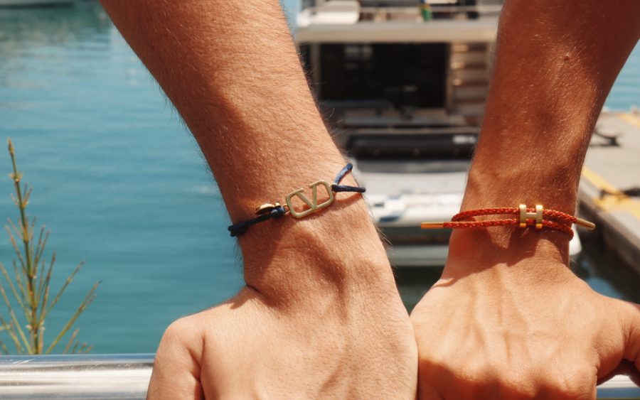 Duas pulseiras Venere no pulso, à beira da marina