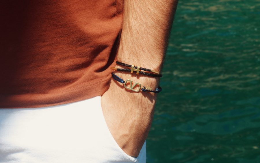 Pulseiras Signature e Trama no pulso em dia de sol
